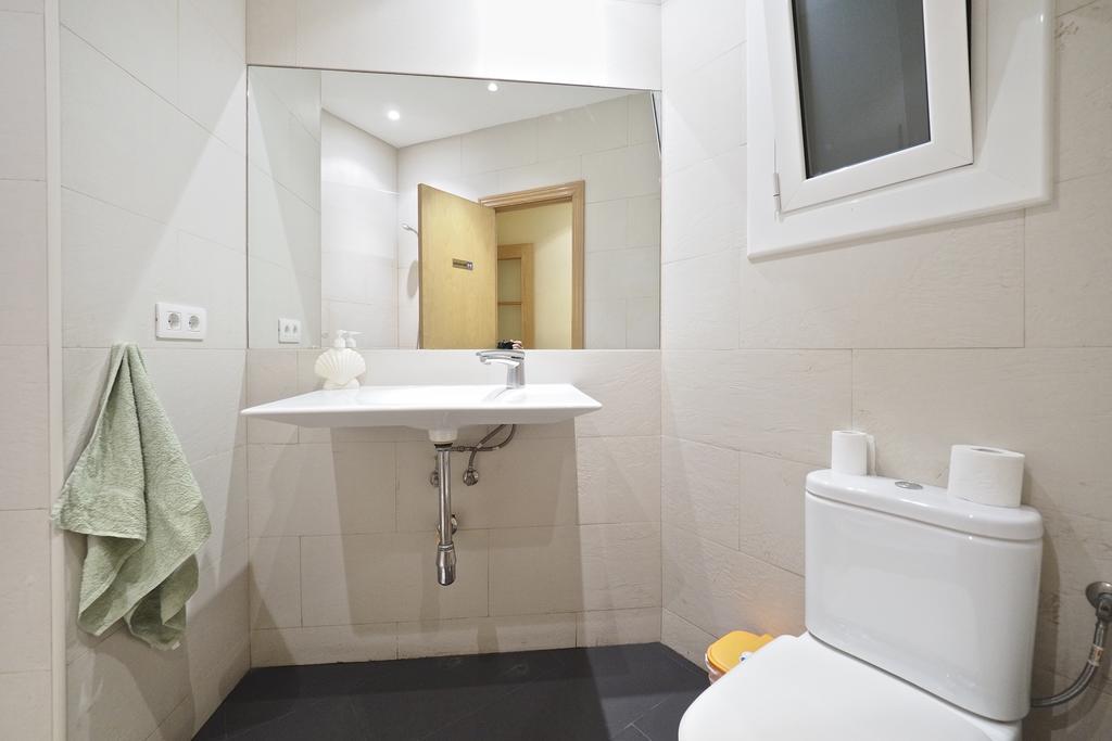 Motorsport Barcelona Hostel Екстериор снимка