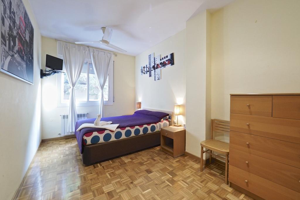 Motorsport Barcelona Hostel Екстериор снимка