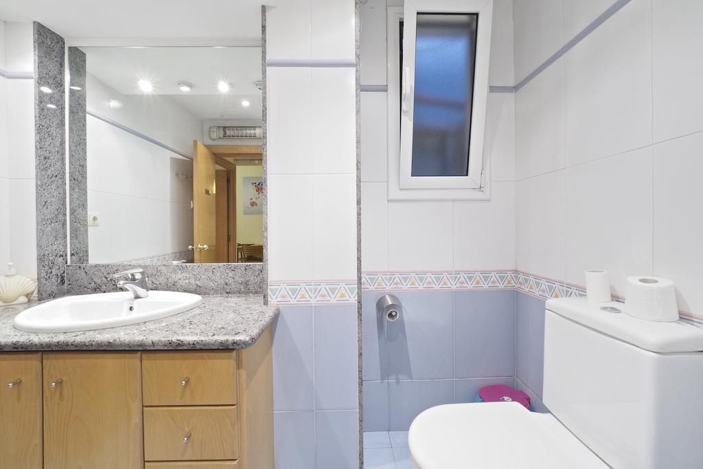 Motorsport Barcelona Hostel Екстериор снимка