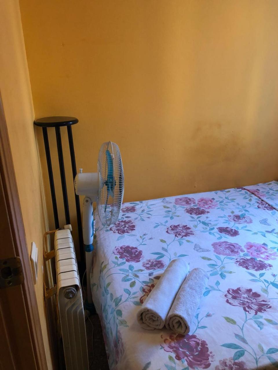 Motorsport Barcelona Hostel Екстериор снимка